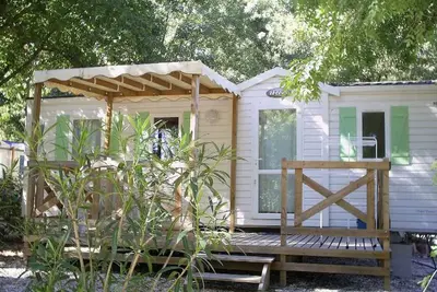 Image de Mobil-home avec terrasse à Hyères, idéal pour 4 personnes