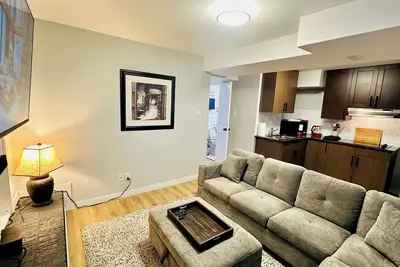 Image de Cozy 2br King & Queen Suite • Downtown • Free Parking• Laundry •Office