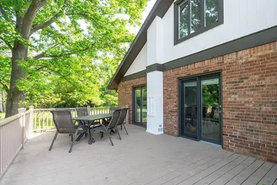 Image de A private sports oasis offering comfort, play, and top-tier amenities.