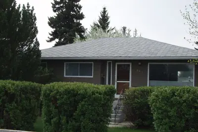 Image de Confortable et propre maison de 3 chambres dans un emplacement central au Sw!