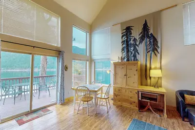 Image de Adventure awaits at the Wallowa Lakefront home with private dock, decks, and fireplace—explore Wallowa Lake, hike trails, and unwind in comfort