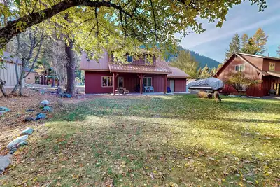 Image de Welcome to our relaxing riverfront home at Wallowa Lake, the perfect getaway for families, friends, and nature lovers. Located on a quiet dead-end road, this peaceful retreat offers both privacy and easy access to the area’s most beautiful scenery.