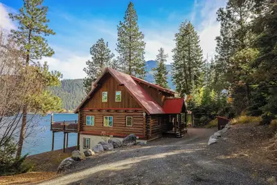 Image de Golden Saddle 7 is a beautiful lakefront log home on Wallowa Lake with seasonal private dock and wood-burning fireplace