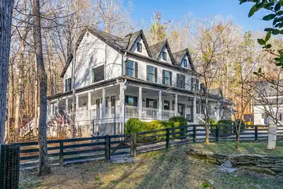 Image de Luxury Franklin Farmhouse near Leipers Fork- 5000sf with hot tub, fire pit, Bbq