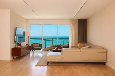 Image de Luxury Seafront Apartment – Nitza 8, Netanya<br>A spacious 4-bedroom apartment (140 m²) with a direct, breathtaking view of the Mediterranean Sea. <br>Fully renovated in 2025 with attention to every detail:<br>Brand new beds with maximum comfort<br>Hi