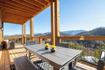 Image de *Expansive 3bd Pool Cabin w/ Mtn Views + Hot Tub! *