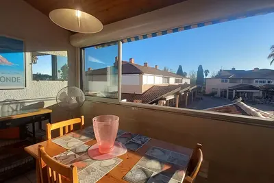 Image de T3 meublé mezzanine 45 m². Climatisation. Parking. Proche plage.