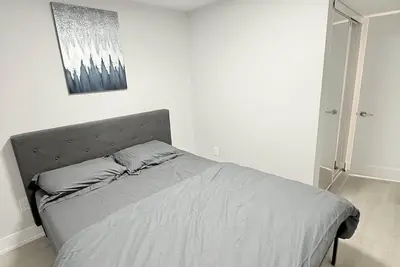 Image de Modern & Cozy 2 Bedrooms Basement Suite +Kitchen and Parking- Separate Entrance