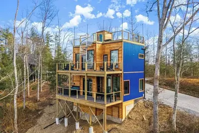 Image de Rooftop Deck w/ Sauna & Treetop Putting Green, Hot Tub, Firepit, & Sunset Views!