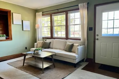 Image de Dt 13 min~ Yard~ King bed~ Pets ok~1mi to Uncw~W/D