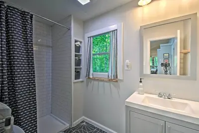 Image de The Sapphire Shore Cottage w/ Dock!