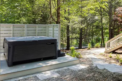 Image de Serene Coastal Home with Private Beach Access, Hot Tub, and Spacious Decks