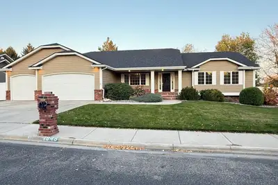Image de Spacious, Charming 5-Bedroom Home • Centrally Located in Billings