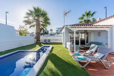 Image de Villa cerca del mar con piscina climatizada/garage