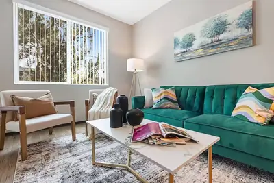 Image de 5-Star Comfort - Luxe 2br w/ Pool, Gym & Parking