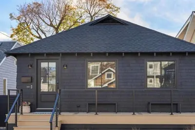 Image de Steps to Beach-Water Views-Fire Pit-Pet Friendly-Fenced Yard-Outdoor Shower