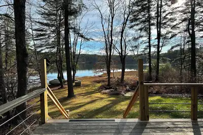 Image de Peaceful Private Lake Waterfront 8 min to skiing kayaks and hiking!