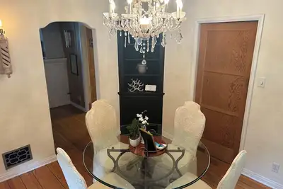 Image de Vintage 1930’s charmer! Views and Walk to Everything Our Cozy Home Open For You