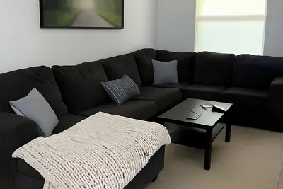 Image de Fabulous 2-bedroom luxury townhome with soaking tub and modern finishes