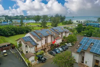 Image de Enjoy the island breeze & afternoon sunsets in your island condo, Ground Floor