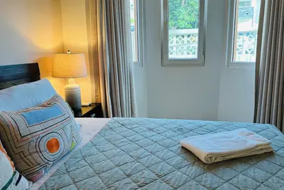 Image de Spacious 2 bedroom condo, 5 minutes to the beach.