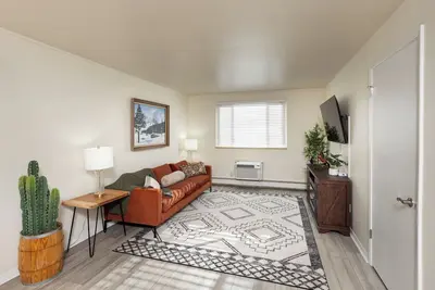 Image de Frontier Experience: 2-Br Western-Style Condo Near Frontier Park