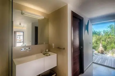 Image de Turtle Nest vibrant tropical garden