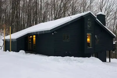 Image de Rockwell Haus: modern cabin 14 min from Killington