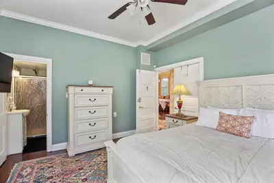 Image de Spacious Victorian house in delightful Baltimore with porch & large yard