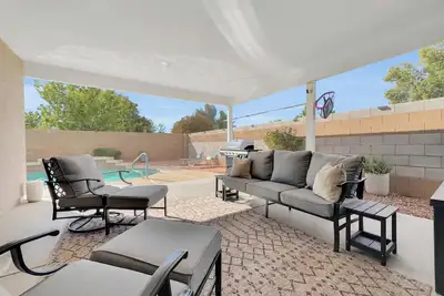 Image de Surprise! Hot Pool Home! Sleeps 10, So Cool!