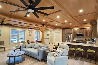 Image de New! Smart 3br Basecamp w/ Hot Tub, Ac, Ev Charger & Flat Parking