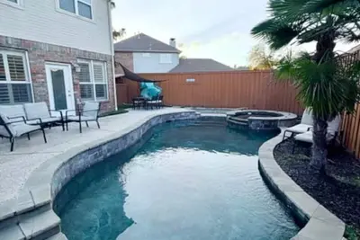 Image de Spacious Centrally Located with Heated Pool