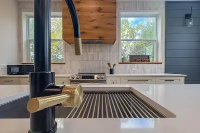 Image de Cozy Getaway by the bay-Close to Mountain & Beach