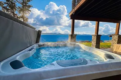 Image de Flathead Lakefront Beauty | 5br Retreat in Big Arm Mt w/ Dock, Hot Tub, Fire Pit & Games! Sleeps 14