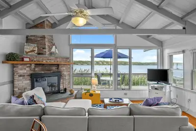 Image de Charming Waterfront Escape Along the Cove