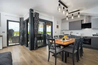 Image de A luxury 3 bedroom, 2 storey apartment with terrace and whirlpool - Brigitta 5