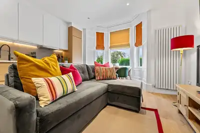 Image de Chester Gem in Handbridge – Walk to City Walls | 2-Bed Cottage | Free Parking