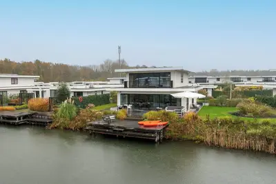 Image de Spacious and stylish 6-person villa with three bathrooms, a luxury kitchen and direct access to the water with swim ladder and canoes.