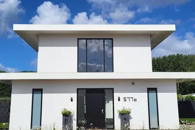 Image de Stylish 6-person villa with 3 bathrooms, luxury outdoor space and direct access to the water with swim ladder.