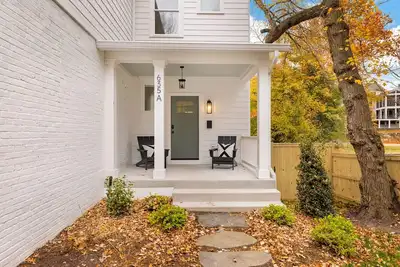 Image de Brand new 2025 townhome in Alexandria. 3 bedrooms, each with private en-suite bath. Basement suite with rec room—perfect for teens or guests. Fully fenced yard, pet friendly. 10-min walk to King Street Metro + Free trolley to Old Town waterfront.