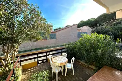 Image de Rez-de-jardin confortable avec terrasse proche plage, parking privé