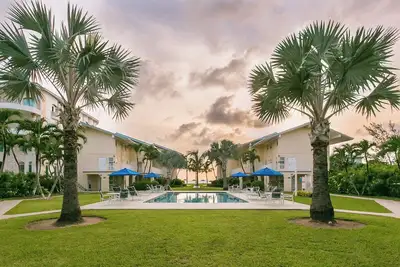 Image de Sea View Cayman Reef #19  Walking distance to everything! 2 Smart TVs King Bed