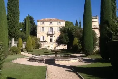 Image de Château du 18ème siècle aux abords du village. A 8 km des Baux de Provence.