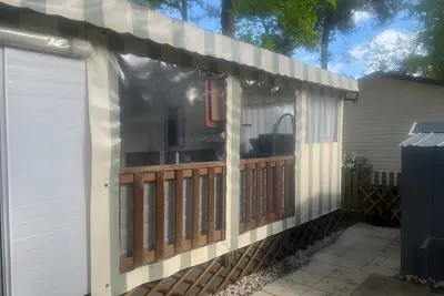 Image de Mobil-home 'Mh 107 La Tremblade' avec piscine partagée, terrasse et jardin privés