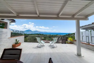 Image de Appartement « Casa Panoramica Policastro » avec vue sur la mer, Wi-Fi et climatisation