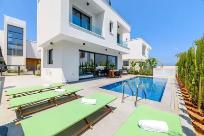 By The Beach - Nova Seaview Villa