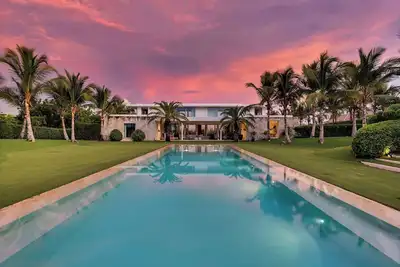 Image de Magnificent 5br modern tropical villa with pool