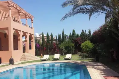 Image de Grande villa avec jardin et piscine privés, idéale pour familles et amis.