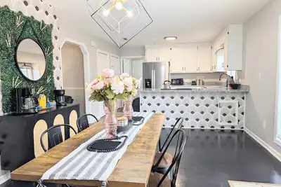 Image de Cozy Modern Home- All New Furnishings