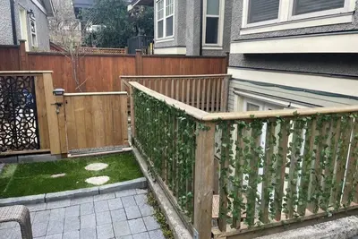 Image de Well furnished townhome w/ backyard, Commercial Drive close to downtown